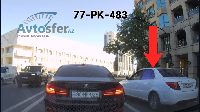 Sola dönmək üçün sağ zolaqda dayanıb yolu kəsdi - VİDEO