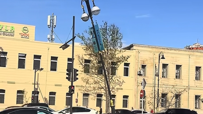 Xətaidə təhlükə: Külək işıq dirəyini yerindən oynatdı   - VİDEO