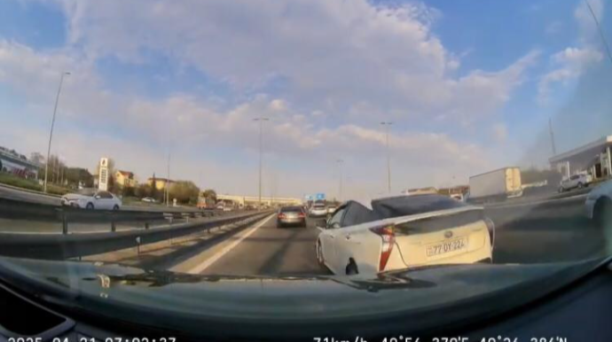 Prospektdə qəfil sola keçən “Prius” sürücüsü hamilə qadını xəstəxanalıq etdi   - VİDEO