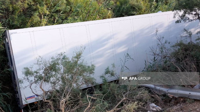 Sabirabadda TIR yoldan çıxaraq kanala aşdı  - FOTO