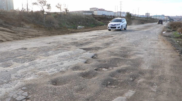 Yolları bərbad vəziyyətdə olan qəsəbə: Səki, asfalt, işıqlandırma yoxdur - VİDEO 