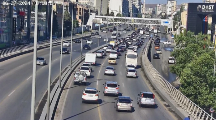 На каких улицах Баку 27 июня наблюдаются транспортные заторы? 