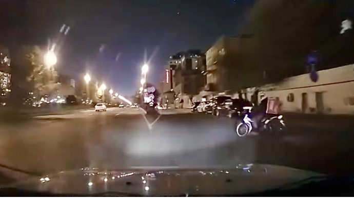 Ara küçədən çıxan motosikletçi az qala maşına çırpılacaqdı - VİDEO