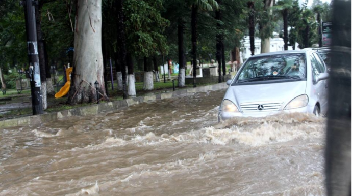Güclü leysan Gürcüstanda yollarda problemlər yaratdı 