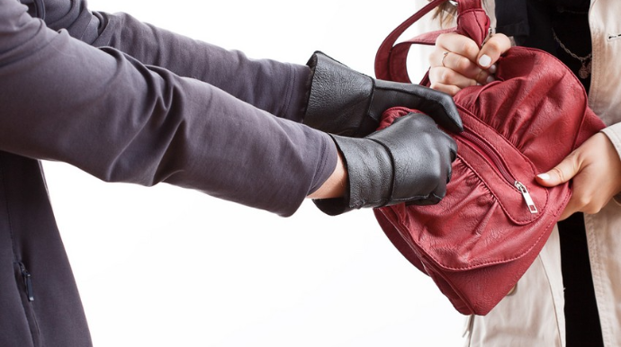 Bakıda qadının çantasından oğurluq edən şəxs saxlanılıb