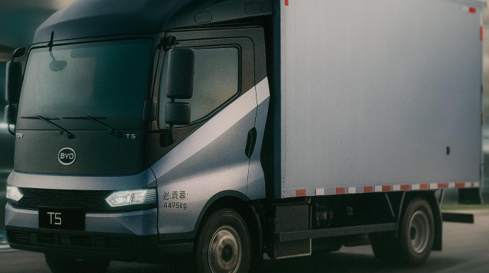 Çində yük avtomobilləri də elektrikə keçir – neft istehsalçıları narahatdır