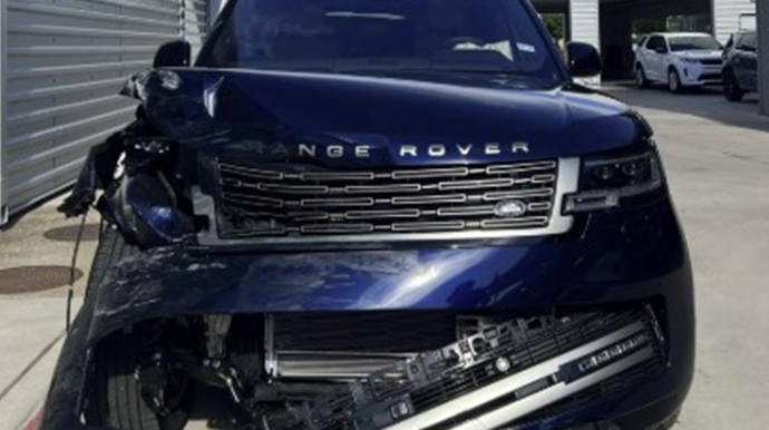 Xırdalanda “Range Rover”in şüşələri və işıqları sındırıldı 