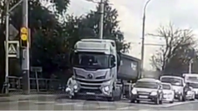 Yük maşını yolu keçən 79 yaşlı qadını vurub üstündən keçdi - VİDEO 