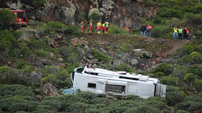 Turist avtobusu dərəyə aşdı, ölən və yaralananlar var 