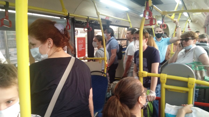 Türkan avtobusunda DAVA  – Tibb bacısı psixi xəstənin başını pəncərəyə VURDU - FOTOFAKT  