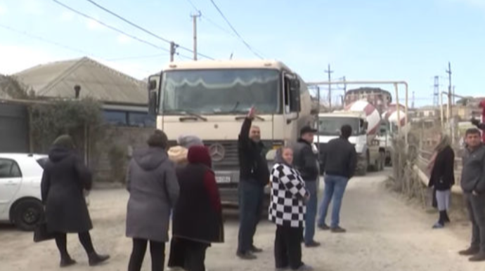 Binəqədi sakinləri çoxtonnajlı avtomobillərə görə yolu bağladılar - VİDEO 
