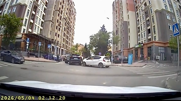 Nizamidə zəncirvari qəza: Nişanı gözardı edən sürücü 3 maşına ziyan vurdu   - REAL VİDEO