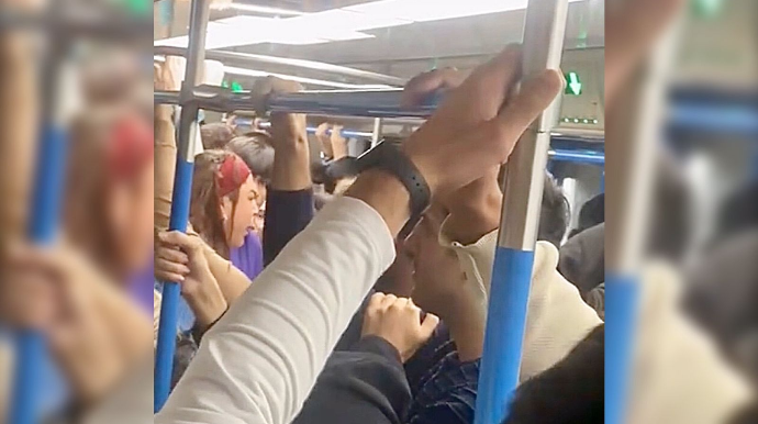 Metroda dava:  cinsi azlıq qadını təhqir edərək döydü  - VİDEO