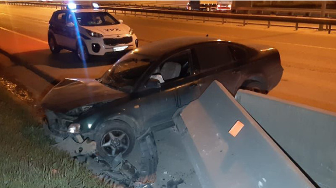 Bakıda avtomobil betona çırpılıb, xəsarət alan var - FOTO - VİDEO 