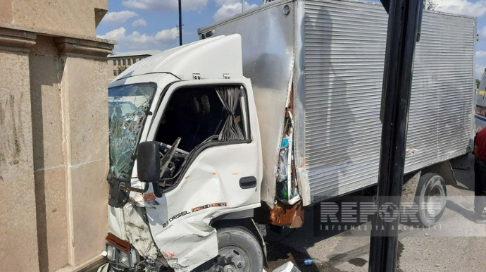 Kürdəmirdə  “İsuzu” idarəetməni itirib hasara çırpıldı: 2 nəfər xəsarət aldı   - FOTO