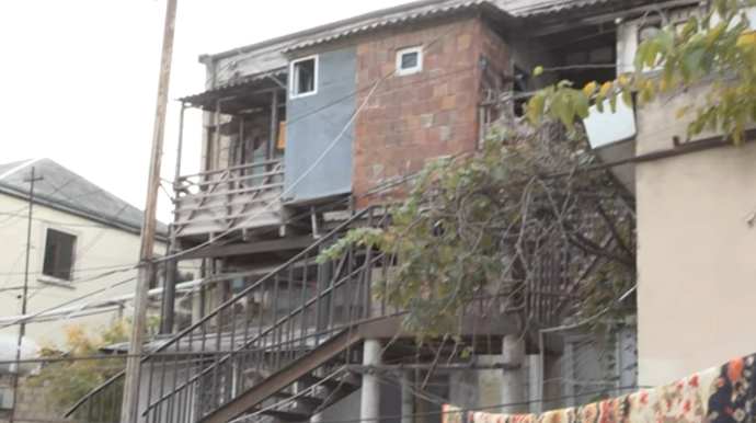 Binəqədidə qəzalı bina: Sakinlər illərdir təhlükə altında yaşayırlar - VİDEO