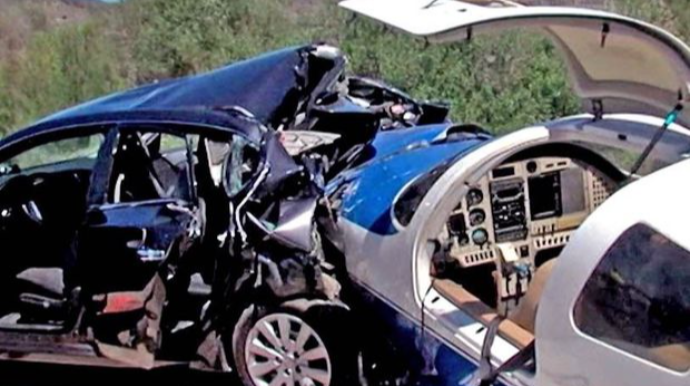 Almaniyada təyyarə avtomobilin üzərinə düşdü: Ölən və yaralananlar var 