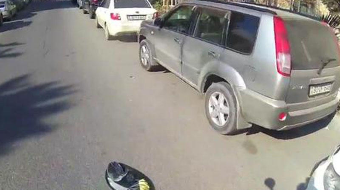 Avtomobil motosikleti vurdu, kuryeri günahkar çıxarmağa çalışdı  - VİDEO