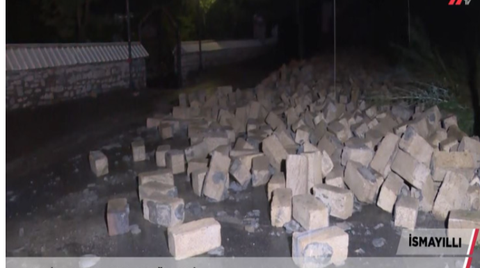 Sel yolları dağıtdı, sakinlər selin gətirdiyi daşları əl arabaları ilə yığdı  - VİDEO