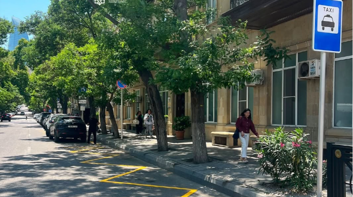 Bakının bir neçə ünvanında parklanma yerlərinin bəzi hissələri ləğv edildi - FOTOLAR