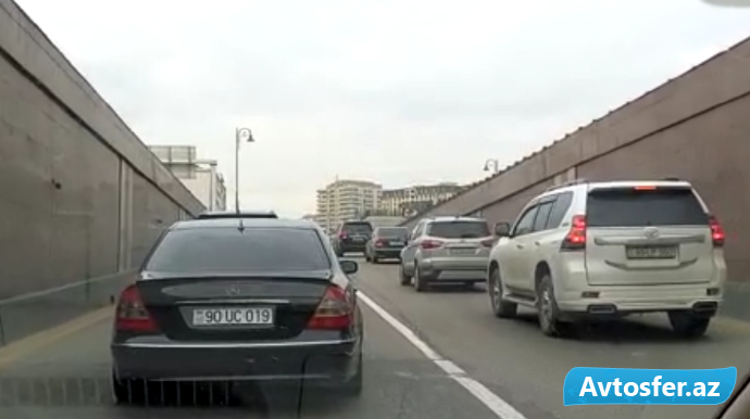 Tuneldə "şahmat oynayan" sürücülər - Polis və kamera olmayanda belə edirlər - VİDEO 