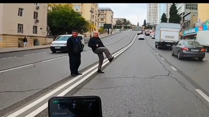 Bakıda piyada motosikletçiyə təpik atdı – Təhlükəli anlar kameraya düşdü - VİDEO 