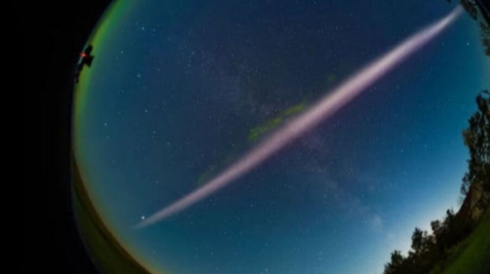 В небе над Канадой сфотографировали загадочную светящуюся полосу   - ФОТО