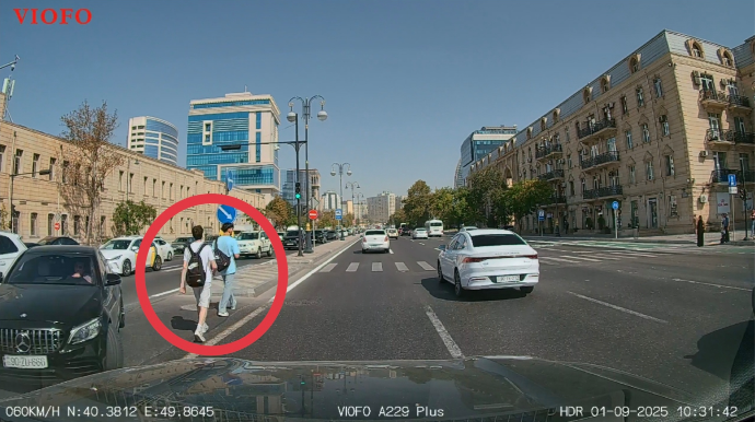Bu cür məsuliyyətsizliyə görə piyadalar yol qəzalarının qurbanına çevrilirlər - VİDEO