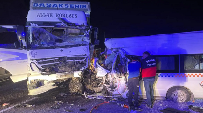 Türkiyədə ağır yol qəzasında 8 nəfər ölüb, 10 nəfər ağır yaralanıb 