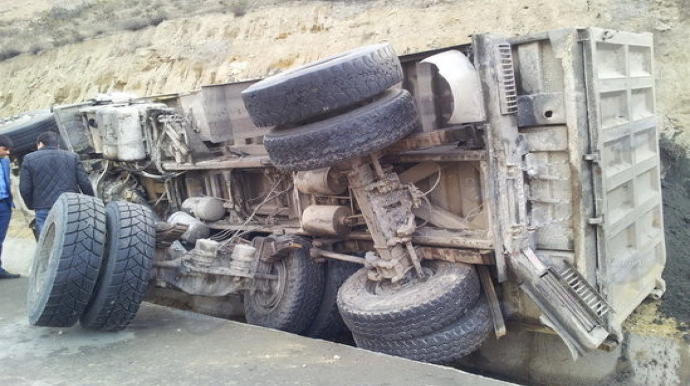 Təkəri partlayan yük maşını aşdı, sürücü yaralandı