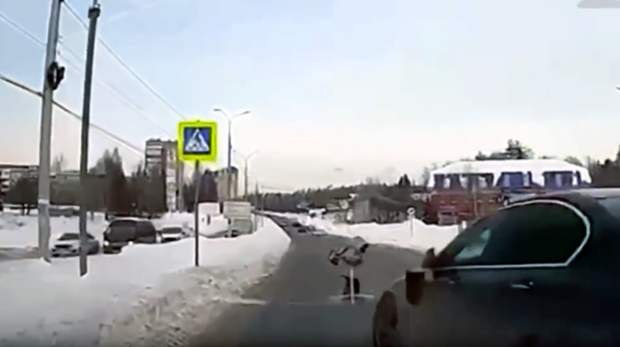 Qayda pozan “BMW” sürücüsü 12 yaşlı qızı keçiddə vurdu - VİDEO 