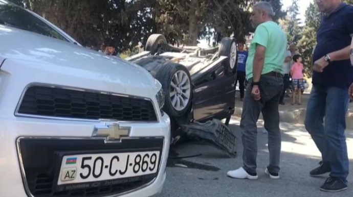 Sumqayıtda ağır qəza: Maşın aşdı, yaralılar var  - FOTO