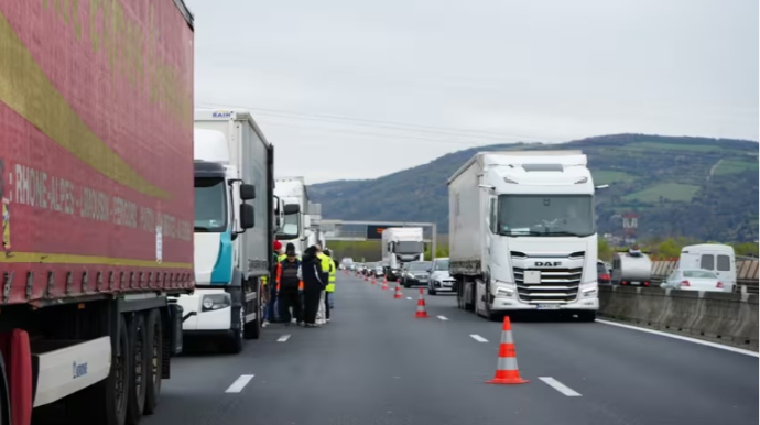 Yük və sərnişin daşıyanlar etiraz aksiyasına başladılar - Əlavə dəstək tələbi 