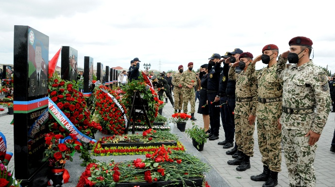Daxili Qoşunların şəhid olmuş hərbi qulluqçusunun il mərasimi keçirilib - FOTO