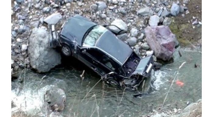 Lənkəranda “Mercedes”  kanala aşdı: Sürücü öldü 