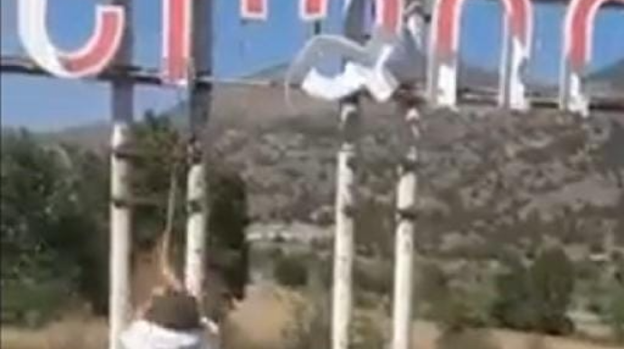 Laçının girişindəki lövhə söküldü 