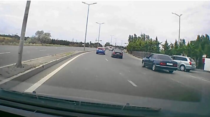 Yola baxmadan hərəkət edib “Mercedes”ə təhlükə yaratdı; sürücü baxın qəzadan necə yayındı     - VİDEO