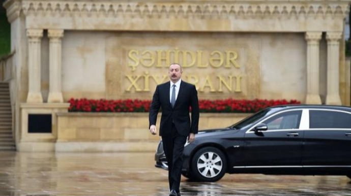 İlham Əliyev faşizm üzərində Qələbə uğrunda həlak olan Azərbaycan övladlarının xatirəsini anıb - FOTO 
