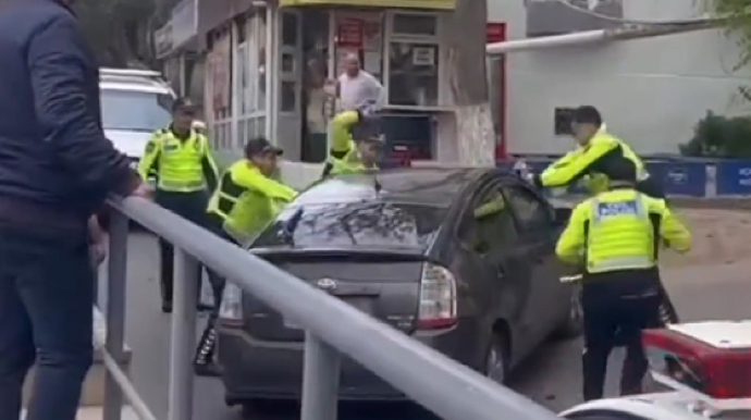 Bakıda sürücü "Prius"u polislərin üstünə sürdü, maşınları əzdi - VİDEO