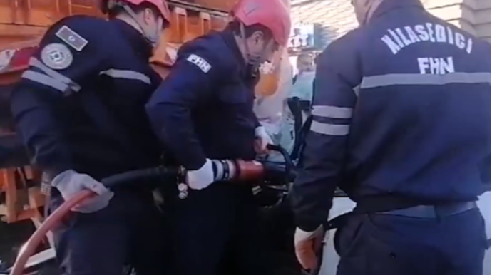 Avtomobildə sıxılıb qalan sürücü xilas edilib - VİDEO 