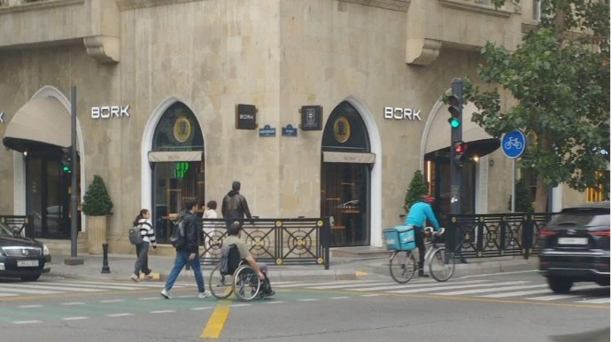 “Səkilər yayarsız vəziyyətdədirsə, piyadalar velosiped zolağından istifadə edə bilər” – EKSPERT  - FOTO