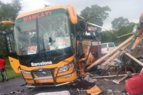 Ötmə əməliyyatını yerinə yetirən avtobus yük maşınına çırpıldı: azı 14 ölü, 40 yaralı - FOTO