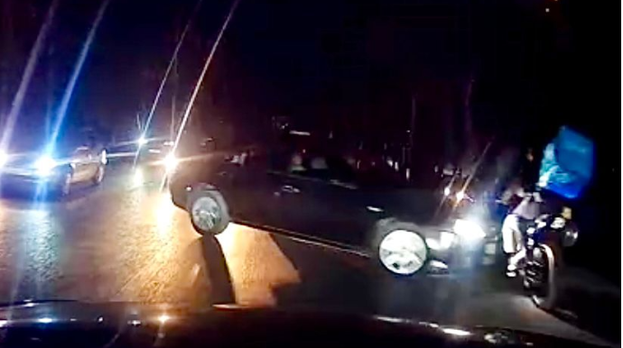 Bakıda dəhşətli səhlənkarlıq: Kuryeri vurdu, yerdəykən hərəkətə başladı - REAL VİDEO