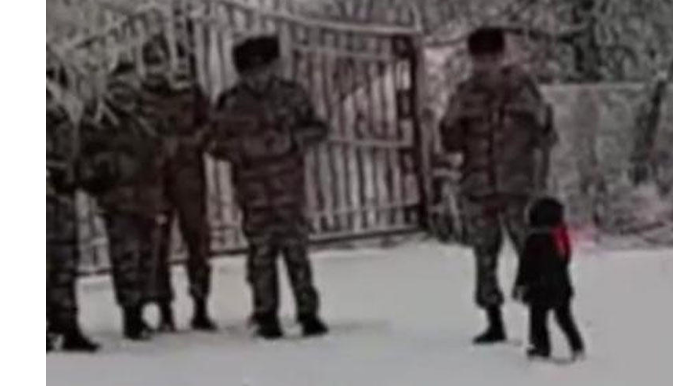 Şəhid övladı əsgəri atası sanıb, üstünə qaçdı - VİDEO