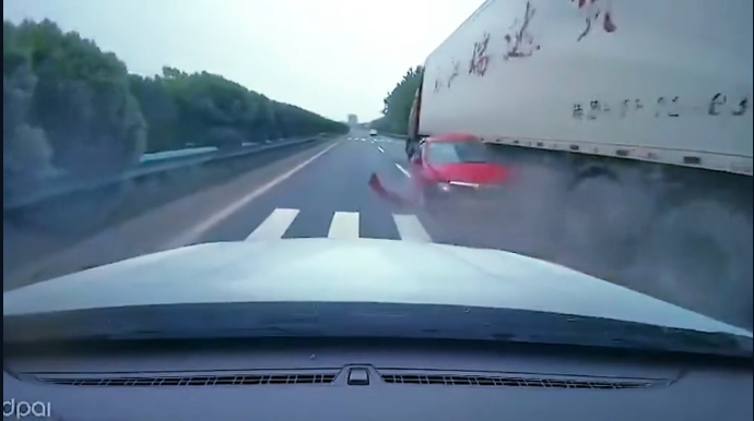 İki maşının arasından keçən sürücü "TIR"ın altında qaldı - VİDEO