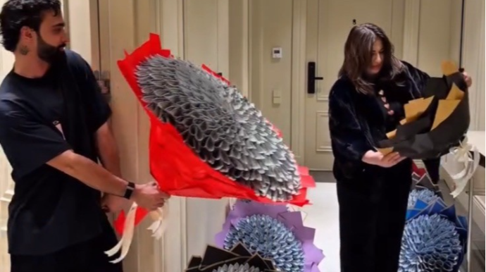 Anasına 8 pul buketi bağışladı - VİDEO 