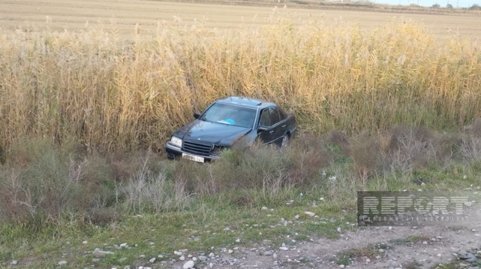 Kürdəmirdə "Mercedes" idarəetməni itirib aşdı, xəsarət alanlar var   - FOTO