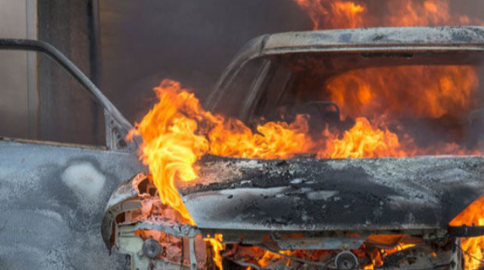 В Абшеронском районе загорелся автомобиль
