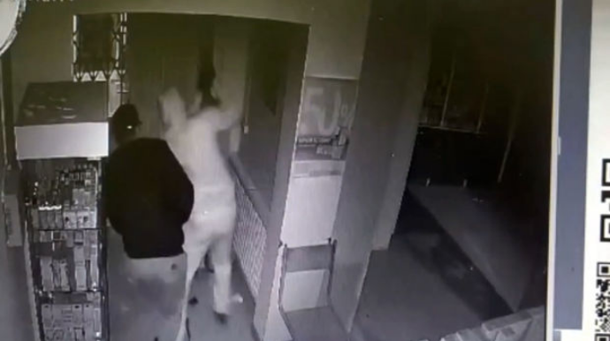 Ödəmə terminalını balta ilə yarıb külli miqdarda vəsait oğurladılar  - VİDEO