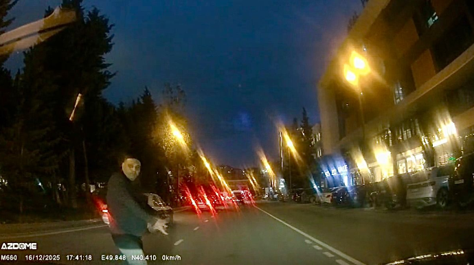 В Баку пешеход перешел дорогу в неположенном месте и чуть не попал под машину - ВИДЕО 